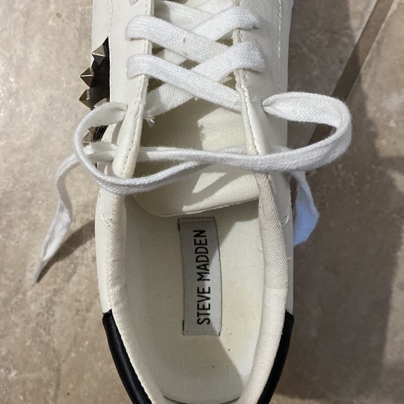 Steve Madden Parson 1 White and Black Shoe with Silver Studs in size 8.5 - Picture 2 of 7